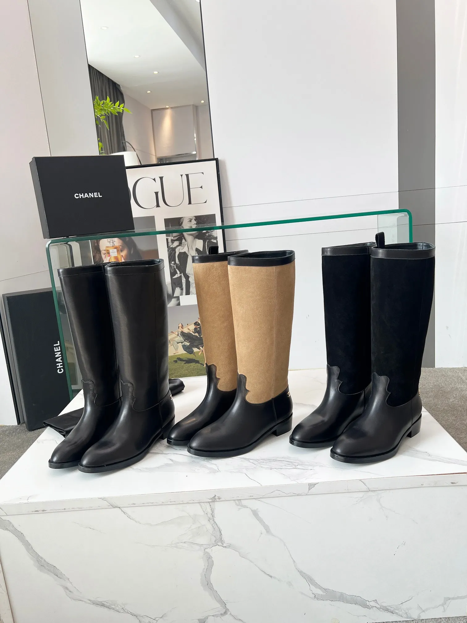 👟👟Ex-factory price 780👟👟 Top quality🔥Chanel Chanel 25 autumn and winter small fragrant suede color-blocked knight mid-high boots! Retro style boots Western cowboy boots! Unique western boot design with smooth curves and irregular edges like free lines in the wilderness! With a casual and free flavor. Let every step be uninhibited and refined! Whether it is paired with smart suit pants to create a cool urban style, or matched with an elegant dress to create a strong and soft aesthetic. Or pair it with jeans to create an authentic western style! The upper is made of first-layer cowhide stitched with suede. The lining is made of water-dyed cowhide. Code number: 35-40 (41 is custom-made and cannot be returned or exchanged). Comes with original bag.